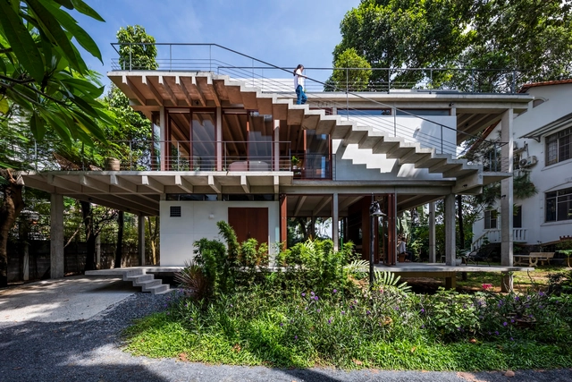 Casa flotante en Thu Duc / Sanuki Daisuke architects   - Fotografía exterior, Casas, Jardín, Fachada