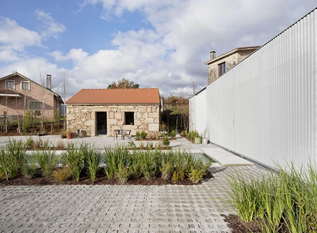 Residência em Xinzo / Carbajo Barrios Arquitectos + Cenlitrosmetrocadrado - Fotografia de Exterior, Casas, Jardim, Fachada, Porta