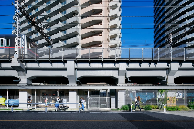 Creche sob a ferrovia elevada em Machiya / Takahiro Akiyama Architects + Atelier HMC - Fotografia de Exterior, Jardim De Infância, Fachada