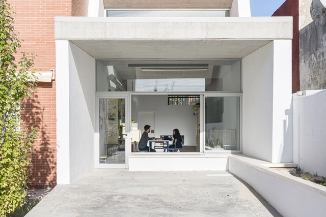 Aula NEE. CEIP Los Rosales / Andrés Galera - Fotografía interior, Salas De Clases, Fachada, Puerta