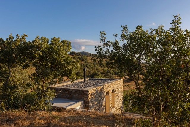 Jardim de férias com um cômodo / Alexandros Fotakis + Nicoletta Caputo - Fotografia de Exterior, Paisagismo, Porta, Fachada, Floresta