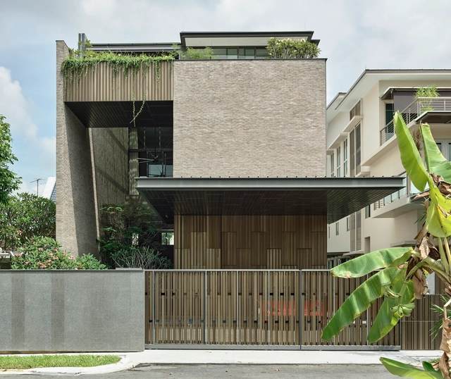 Vertical Oasis House / HYLA Architects - Exterior Photography, Houses, Facade, Fence, Door