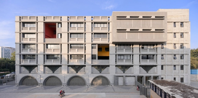 Faculdade de Direito St. Joseph em Bengaluru / BetweenSpaces - Fotografia de Exterior, Universidade, Fachada, Arco, Balcão
