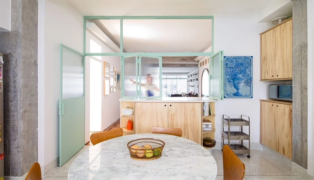 Departamento Sabará / Renata Lovro Arquitetura - Fotografía interior, Interiores De Apartamentos, Cocina, Puerta, Encimera, Sillas, Tarjas, Camas, Mesas