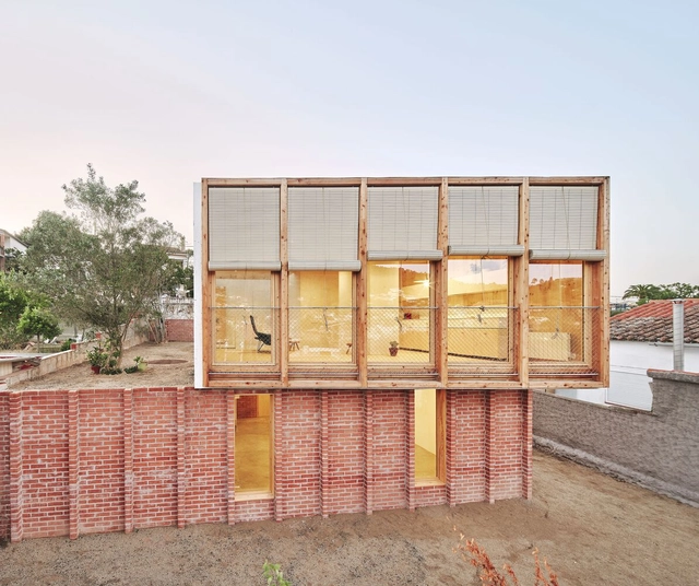 Casa sobre un zócalo de ladrillo / Agora Arquitectura - Fotografía exterior, Casas, Fachada