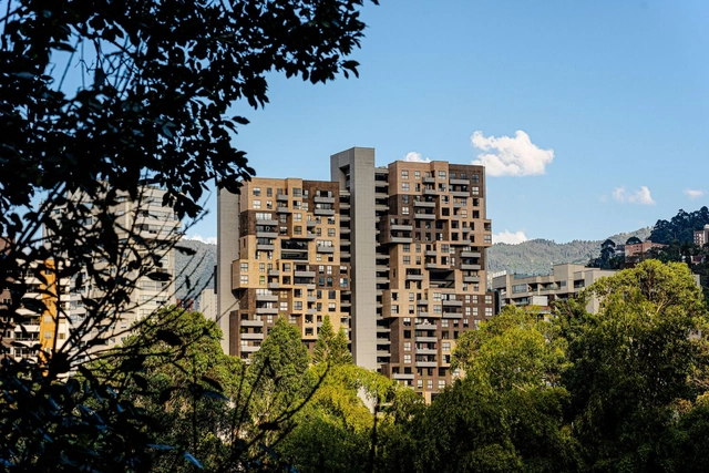 Vivienda Multifamiliar Ventum / Sebastián Gaviria Gómez + Clara Arango - Fotografía exterior, Residencial, Fachada, Urbano, Bosque