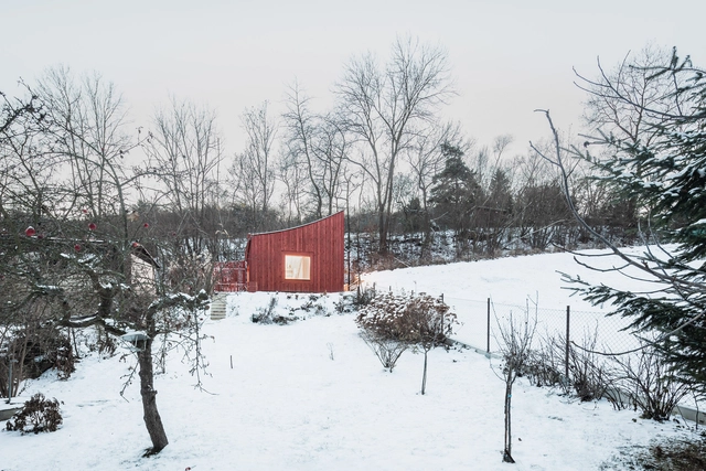 Cabaña sobre la ciudad / BYRÓ architekti - Fotografía exterior, Cabañas & Lodges