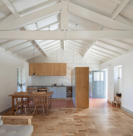 Casa em Afife / Colajj - Fotografia de Interiores, Casas, Cozinha, Viga, Porta, Fachada, Arco, Mesa, Cadeira