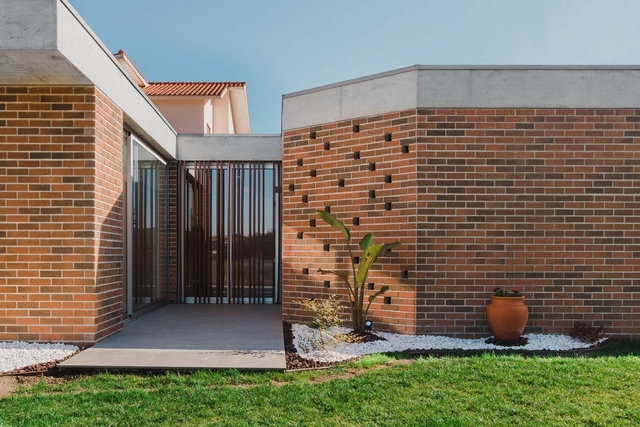 Casa da Horta / [ ] MATÉRIAS arquitetura + interiores - Fotografía exterior, Casas, Jardín, Puerta, Fachada