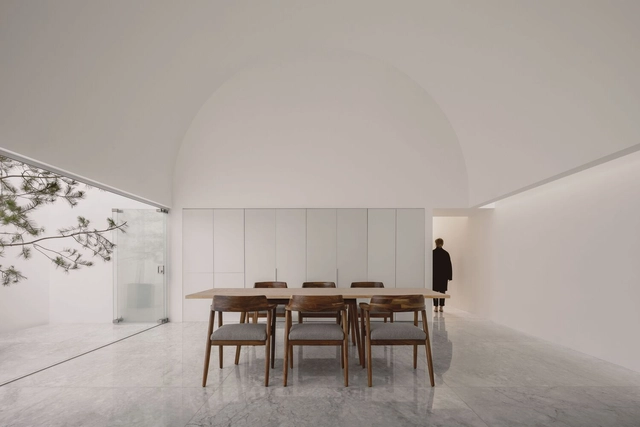 Casa sem nome / HW Studio - Fotografia de Interiores, Casas, Fachada, Arco, Mesa, Cadeira