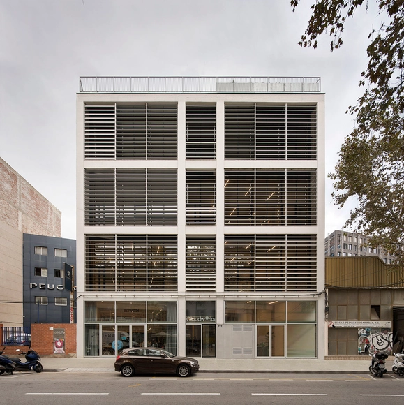 Transformación de un edificio industrial en un edificio de oficinas / Ida  - Fotografía exterior, Reconversión, Fachada