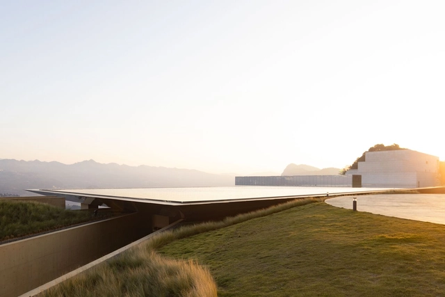 Tianbao Mountain Jingtiantai Cliff Liquor Experience Center / Zone of Utopia + Mathieu Forest Architecte + Lin Xiaoguang Studio - Fotografia de Exterior, Cervejaria, Costa