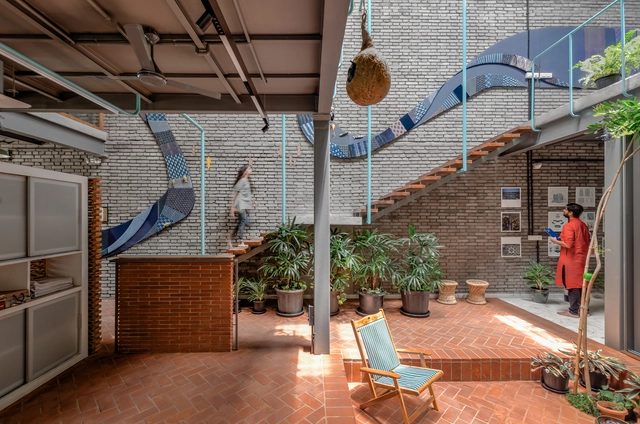 Escritório de Arquitetura KAARYASHALA / AANGAN Architects - Fotografia de Interiores, Arquitetura De Escritórios, Fachada, Viga, Banco