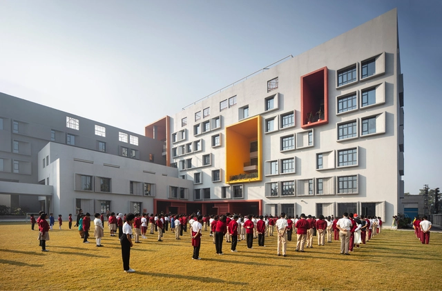 Escola Internacional Swarnim / Abin Design Studio - Fotografia de Exterior, Escolas, Fachada