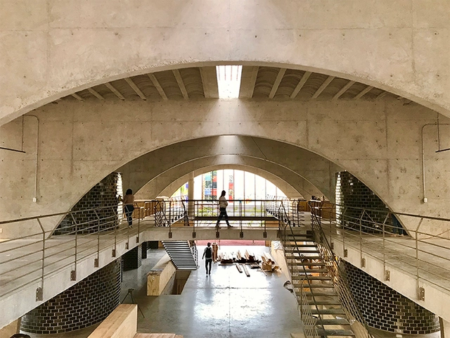Pilares La Pulga / Taller de Arquitectura X / Alberto Kalach - Fotografía interior, Centro Cultural, Escaleras, Barandas, Arco, Arcada