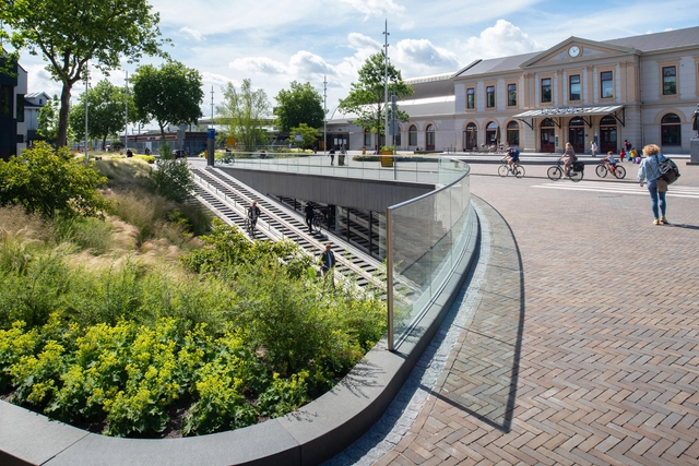 Station Forecourt Zwolle / PosadMaxwan - Exterior Photography, Train Station, Garden
