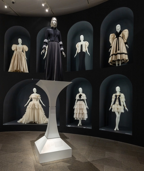 Tadao Ando diseña la exposición “Karl Lagerfeld: A Line of Beauty” en el Museo Metropolitano de Arte de Nueva York - Imagen Principal