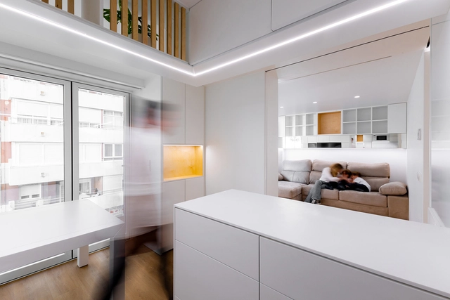 ¡Nereidas, bienvenidas a casa! Reforma de Vivienda de 65 m2 para 4 en Cádiz / Carquero Arquitectura - Fotografía interior, Decoración Y Ornamento, Cocina, Puerta, Mesas, Sillas, Encimera