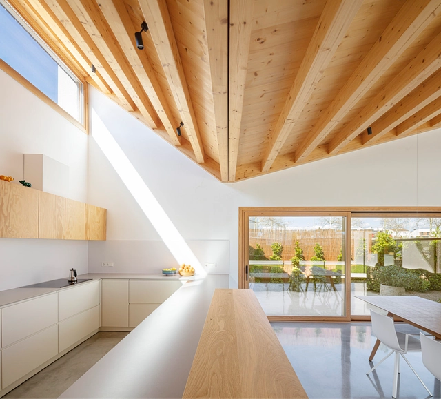 Casa GV / Alventosa Morell Arquitectes  - Fotografía interior, Casas, Cocina, Fijación Vigas, Fachada, Mesas, Sillas