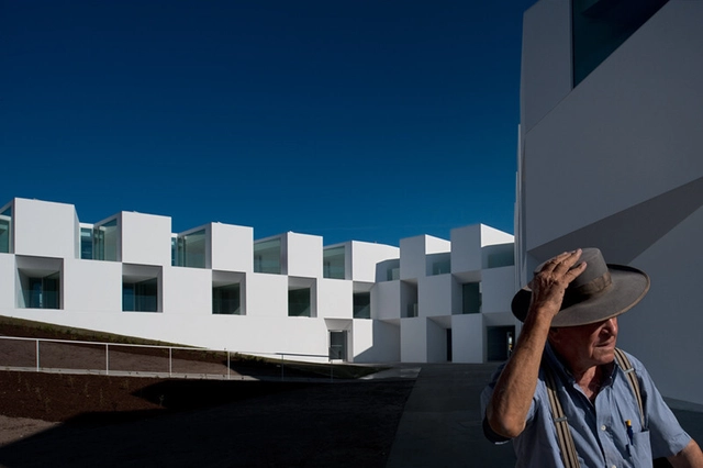"As pessoas envelhecem e os edifícios têm que se adaptar": entrevista com Francisco Aires Mateus  - Imagem de Destaque