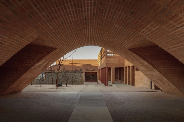 Centro para a Cultura e as Artes da Ribera / ATELIER ARS - Fotografia de Interiores, Centro Cultural, Fachada, Arco, Arcada, Porta, Pilar