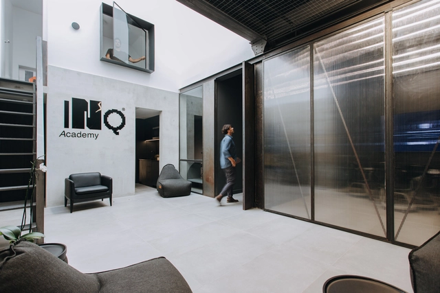 INQ Digital Academy / Estudio ALVMTR + Estudio MNG - Interior Photography, Cowork Interiors, Facade, Chair