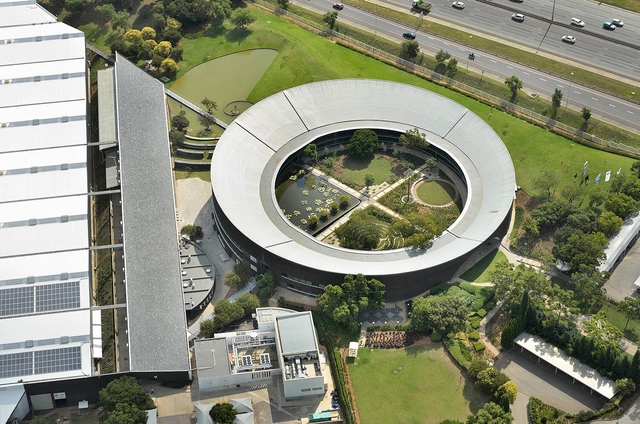 Sede central de BMW Sudáfrica / Boogertman + Partners Architects - Fotografía exterior, Sustentabilidad, Jardín, Fachada, Urbano