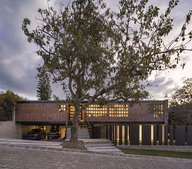 Casa RA / Bernardo Bustamante Arquitectos - Fotografía exterior, Casas, Fachada, Puerta, Escaleras