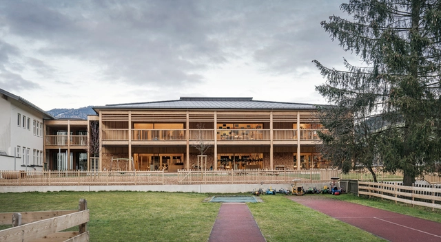 Casa de la educación primaria / LP architektur - Fotografía exterior, Kindergarten, Fachada, Puerta