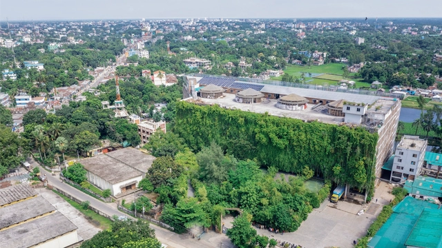 绿色“入侵”，Karupannya Rangpur 绿地工厂 / Nakshabid Architects - 建筑图, 工厂, 花园, 表皮, 拱, 城市