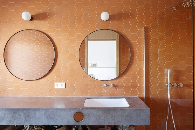 Baños en España: Tendencias de colores y materiales en el interior de 10 viviendas - Imagen Principal
