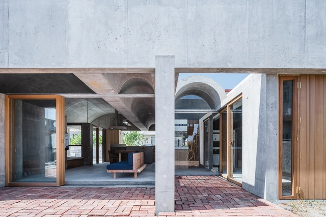 Casa em Shikenbaru / Studio Cochi Architects - Fotografia de Interiores, Casas, Porta, Fachada, Arco, Pilar, Banco