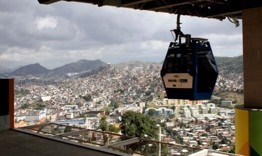 Teleférico del “Complexo do Alemão” / Jorge Mario Jáuregui - Fotografía exterior, Transporte, Urbano