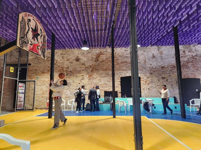 "Infraestructura utópica: La cancha de basquetbol campesina" el Pabellón de México en la Bienal de Arquitectura de Venecia 2023  - Imagen Principal