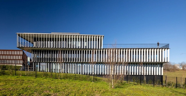 Edificio Fabrika / Equi Estudio + Bieme Arquitectura - Fotografía exterior, Infraestructura, Fachada, Cierros