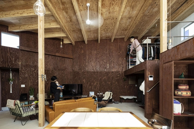 Casa-U / N.A.O - Fotografía interior, Casas, Cocina, Fijación Vigas, Mesas, Sillas