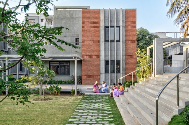 Casas CHITRAKUT / AANGAN Architects - Fotografia de Exterior, Apartamentos, Jardim, Escada, Fachada