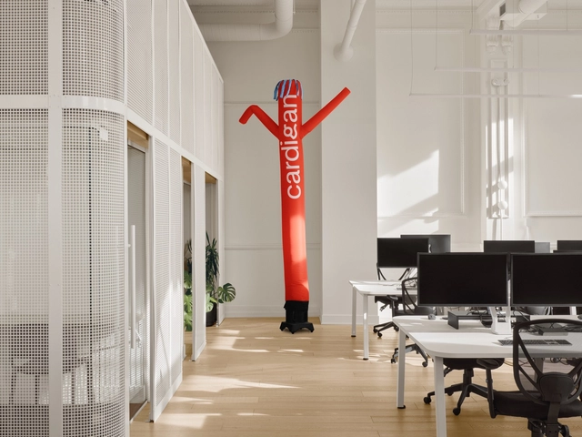 Cardigan Office / IVYSTUDIO - Interior Photography, Offices Interiors, Facade, Column, Table, Chair