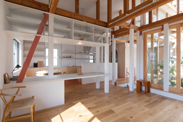 Casa para uma Família / Koki Sugawara Architects - Fotografia de Interiores, Casas, Viga, Fachada, Corrimão, Mesa