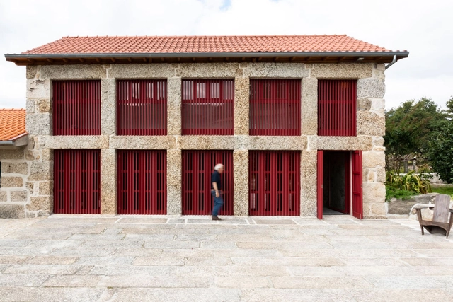 Rehabilitación de un granero / Maria José Pinto Leite - Planos, Reconversión, Puerta, Fachada
