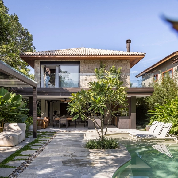 Casa na Praia da Baleia / TWO Arquitetura - Fotografia de Exterior, Casas, Jardim, Fachada, Porta