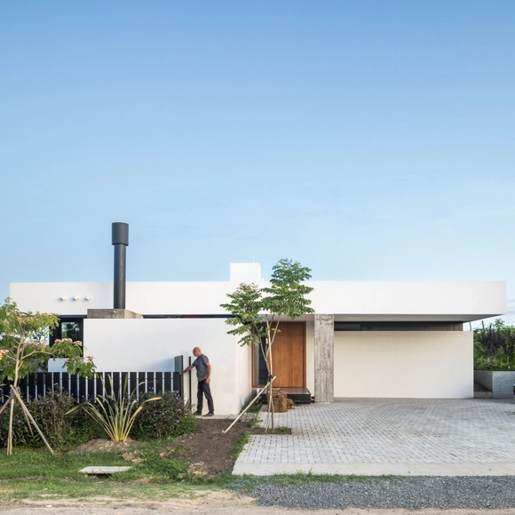 Casa Patio / Juan Moujan - Fotografía exterior, Casas, Jardín, Fachada