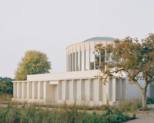 Complejo del Templo / James Gorst Architects - Fotografía exterior, Centro Comunitario, Jardín, Fachada