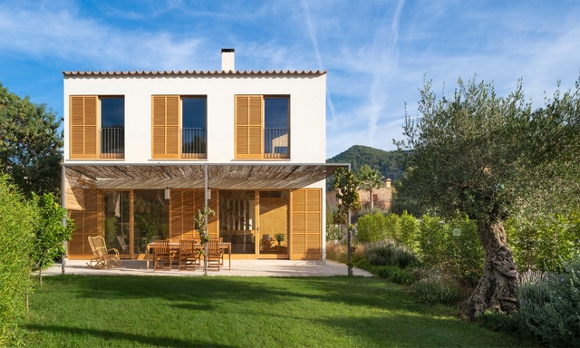 Casa Eco-Pasiva de Puigpunyent  / Miquel Lacomba Architects - Fotografía exterior, Sustentabilidad Y Diseño Ecológico, Jardín, Fachada, Puerta, Sillas
