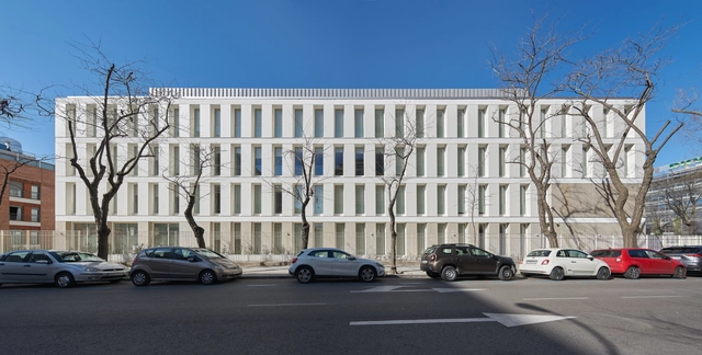 Edificio docente y administrativo Madrid / Riaño Arquitectos - Fotografía exterior, Edificios Institucionales, Fachada