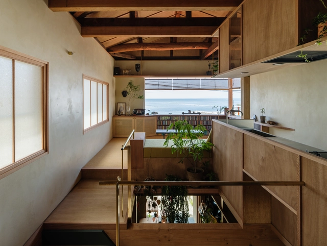 传统与异域，林崎松江海岸之家 / Akio Isshiki Architects - 室内图, 独立住宅, 厨房, 梁, 表皮, 扶手, 台面, 桌子, 椅子