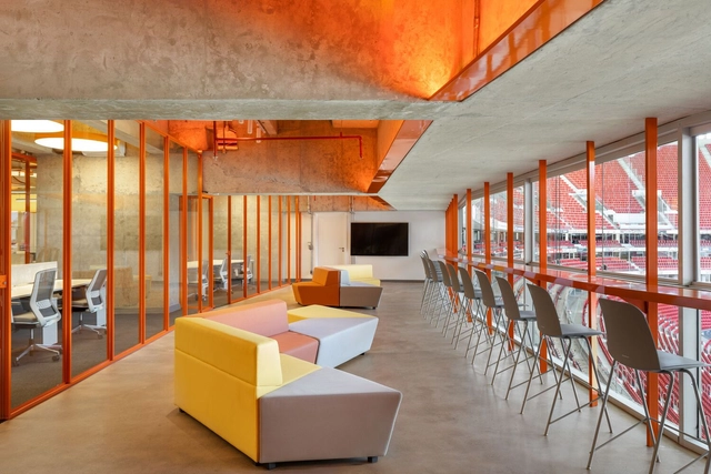 Giraffas Brasília Office / BLOCO Arquitetos - Interior Photography, Office Buildings, Table, Chair