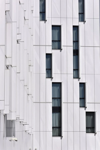 Design, resistência e sustentabilidade: painéis de HPL como opção de revestimentos para fachadas - Imagem de Destaque