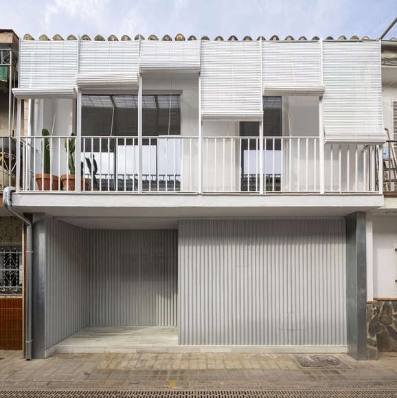 Nueva oficina central de DTR_studio architects / DTR_studio - Fotografía exterior, Renovación, Fachada, Barandas, Puerta, Balcón