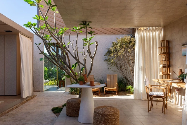 Oásis Ventú / Bezerra Panobianco - Fotografía interior, Interiores Residenciales, Jardín, Puerta, Fachada, Mesas, Sillas